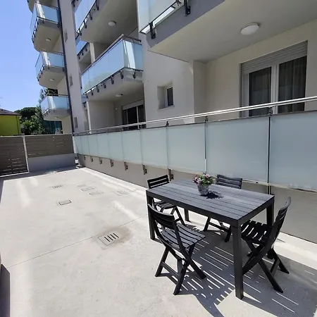 Modern Flat With Swimming Pool By The Beach *