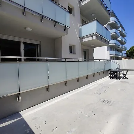 Modern Flat With Swimming Pool By The Beach Apartment