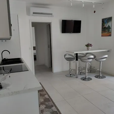 דירה Modern Flat With Swimming Pool By The Beach קאורלה