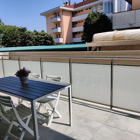 Modern Flat With Swimming Pool By The Beach דירה קאורלה